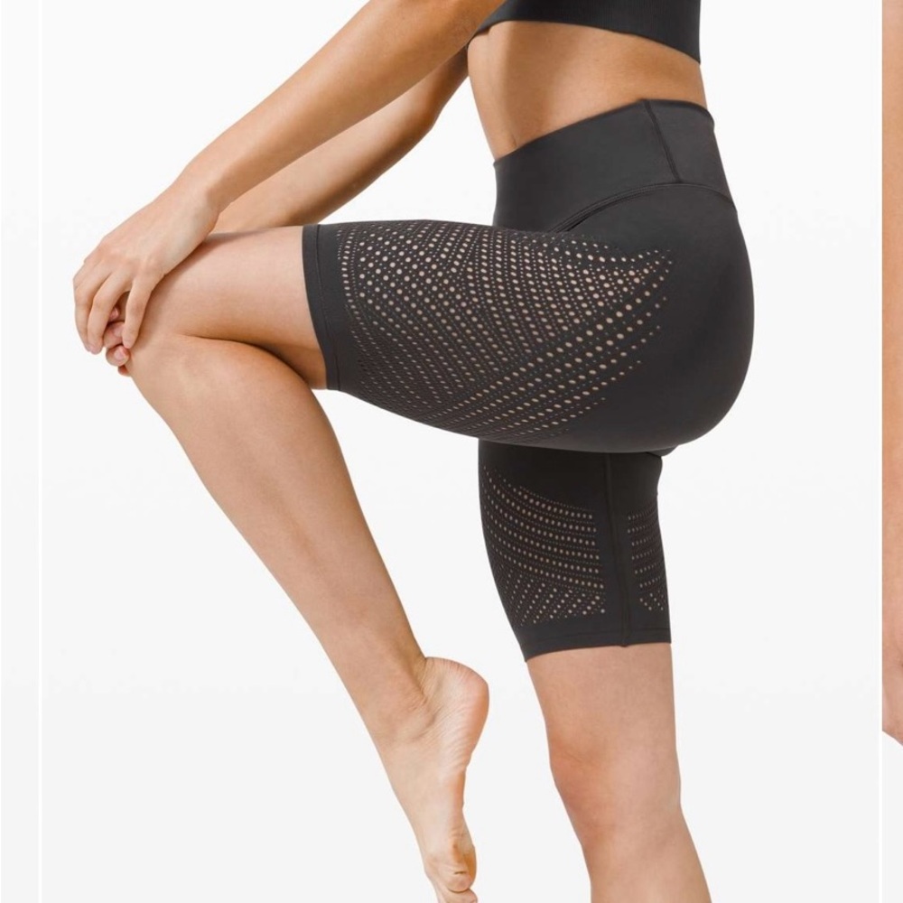 Lululemon Reveal Short Digital Rain
Graphite Grey